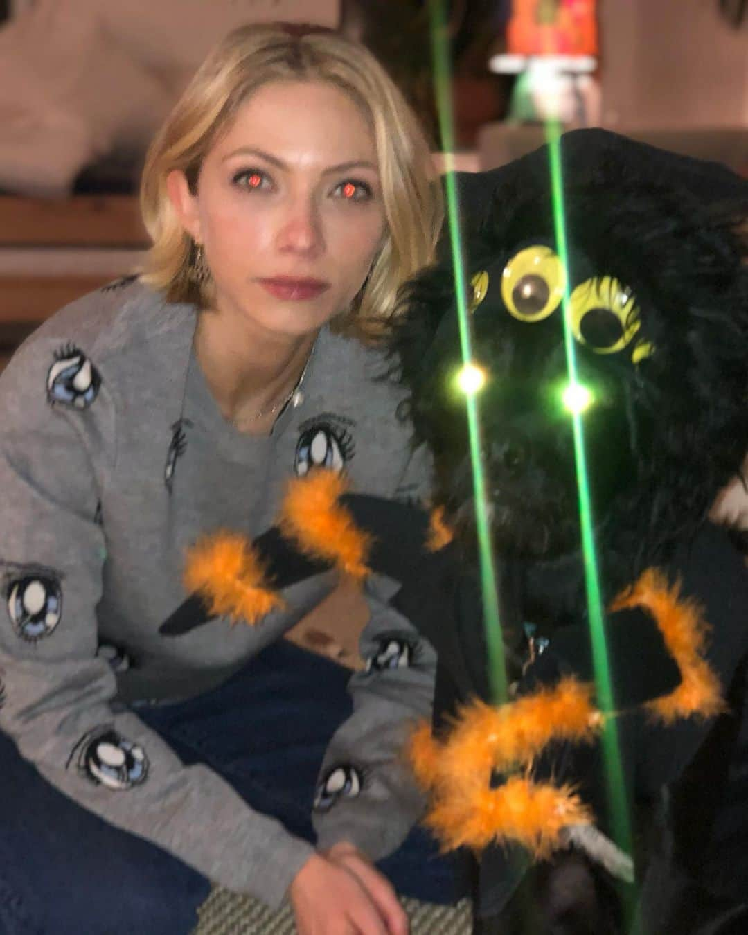 タヴィ・ゲヴィンソンのインスタグラム：「The best scary flash photo ever taken 🧿🧿🧿」