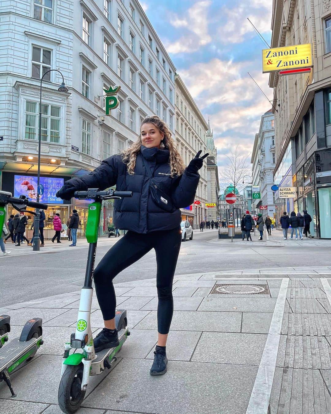 ラウラ・デ・ウィットのインスタグラム：「☃️❄️ From snow, ice and wearing gloves ➡️ To sun, flowers and blue skies 🌸☀️ I’m all here for it 🙌🏼」