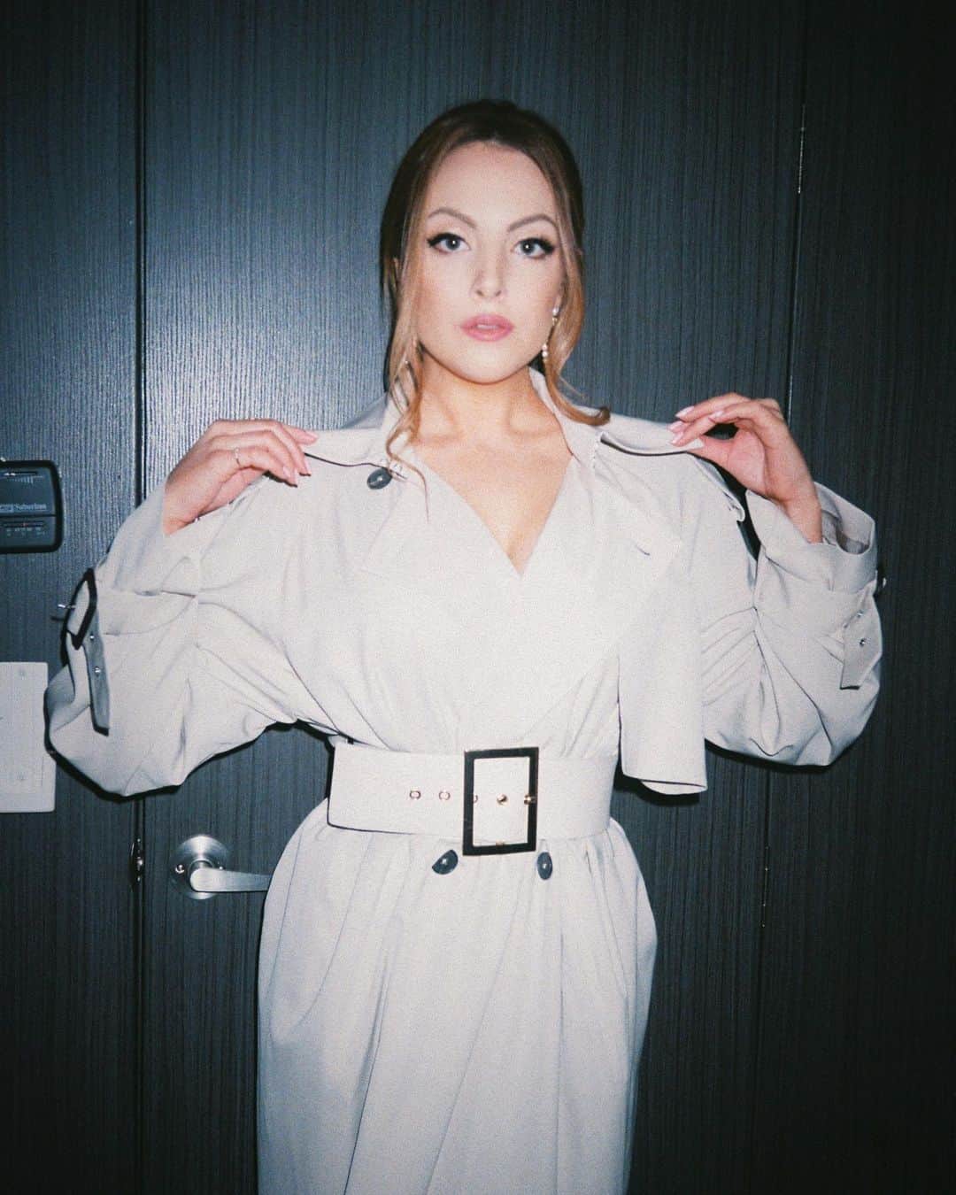 エリザベス・ギリースのインスタグラム：「☁️ 💅🏻」