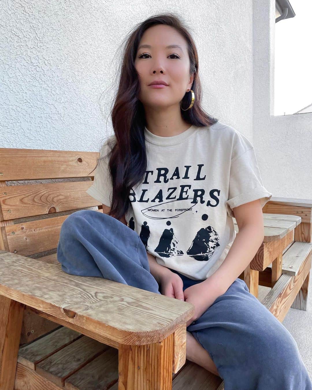 のインスタグラム：「Tonight is the night. Join us for the @apexforyouth Trailblazers: Women At The Forefront virtual gala where I’m so honored to speak alongside @theblindcook and @loandsons. The work Apex for Youth does is now more important than ever as we continue to witness the heartbreaking racist attacks against our community. AFY delivers possibilities to under-served Asian and immigrant youth from low-income families in NYC by recruiting working professionals to volunteer and become positive role models. These volunteers further guide and support youth to become confident, prepare for college, and give back to the community. ⁣ ⁣ Make sure you grab one of our collaboration @asianamericangirlclub Trailblazer tees designed by my talented friend and NYC designer @jennetliaw. 100% of net proceeds are donated directly to this beautiful organization. #stopasianhate Link in bio to grab a ticket 🤍」