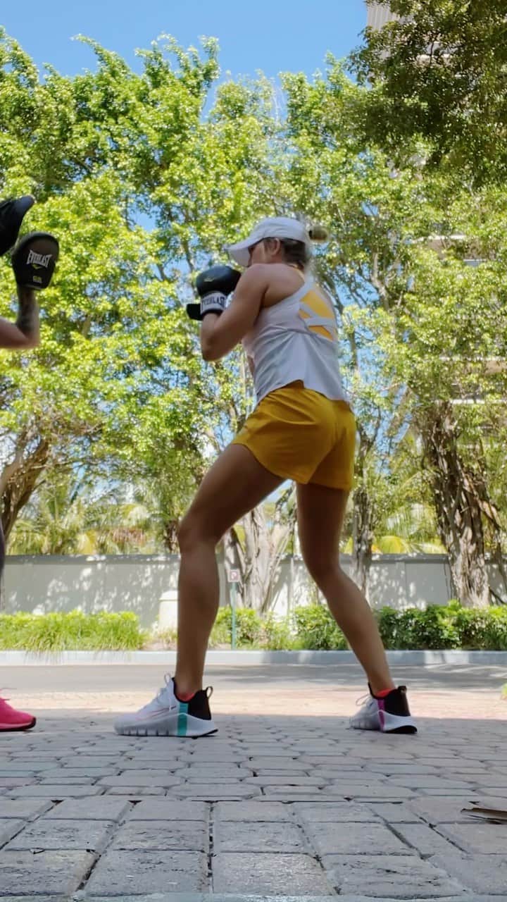 Sascha Barbozaのインスタグラム：「Soy todavía súper principiante en esto del boxeo, no busco ser profesional tampoco, pero es algo que me divierte muchísimo, hago ejercicio pasandola bien y eso es lo que debemos buscar, algo que nos rete, nos saque de la zona de comodidad y nos ayude a progresar pasándola bien! Había tenido que suspender el boxeo por las náuseas pero últimamente en el mediodía me siento mejor y decidí probar de nuevo, fue increíble! Hice ciertos ajustes, le baje un poco la intensidad, la fuerza , lo hice al ritmo que mi cuerpo lo permite pero me recargó de energía.   Recuerda que cuando estás embarazada no estás enferma, puedes continuar haciendo tus actividades, aquello que venías haciendo, escuchando a tu cuerpo, lo que no debes hacer es ponerte a inventar, yo continué con mi boxeo porque era algo que venía haciendo, tengo buena condición física, estoy muy acostumbrada al ejercicio. Igualmente le consulte a mi doctor. Hacer ejercicio en el embarazo ayuda muchísimo a aliviar síntomas, tener un buen nivel de energía, a que sea un embarazo más sano y a que te recuperes más rápido en el posparto, siempre de la mano de tu doctor y escuchando las señales que te da tu cuerpo. por supuesto hay excepciones, embarazos donde se debe guardar reposo absoluto, cada caso es muy individual también.」