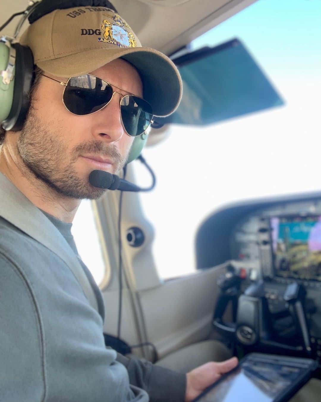 グレン・パウエルのインスタグラム：「I grew into the aviators  #tbt」