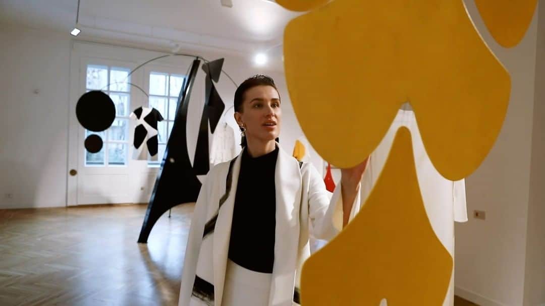 ミラショーンのインスタグラム：「Mila Mobile. Una donna, una galleria d’arte, tre opere. Sensazioni vibranti e impercettibili movimenti, delicati frammenti sonori di geniale presenza. Un fashion film by Marco D'Amico Colonna sonora originale di John B. Arnold ⠀ Mila Mobile. A woman, an art gallery, three artworks. Vibrant sensations and imperceptible movements, delicate sound fragments of a brilliant presence. A fashion movie by Marco D'Amico Original score by John B. Arnold⠀ ⠀ Part 3/3 ⠀ ⠀ #milamobile #fashionmovie #mfw #milanofashionweek #movies」