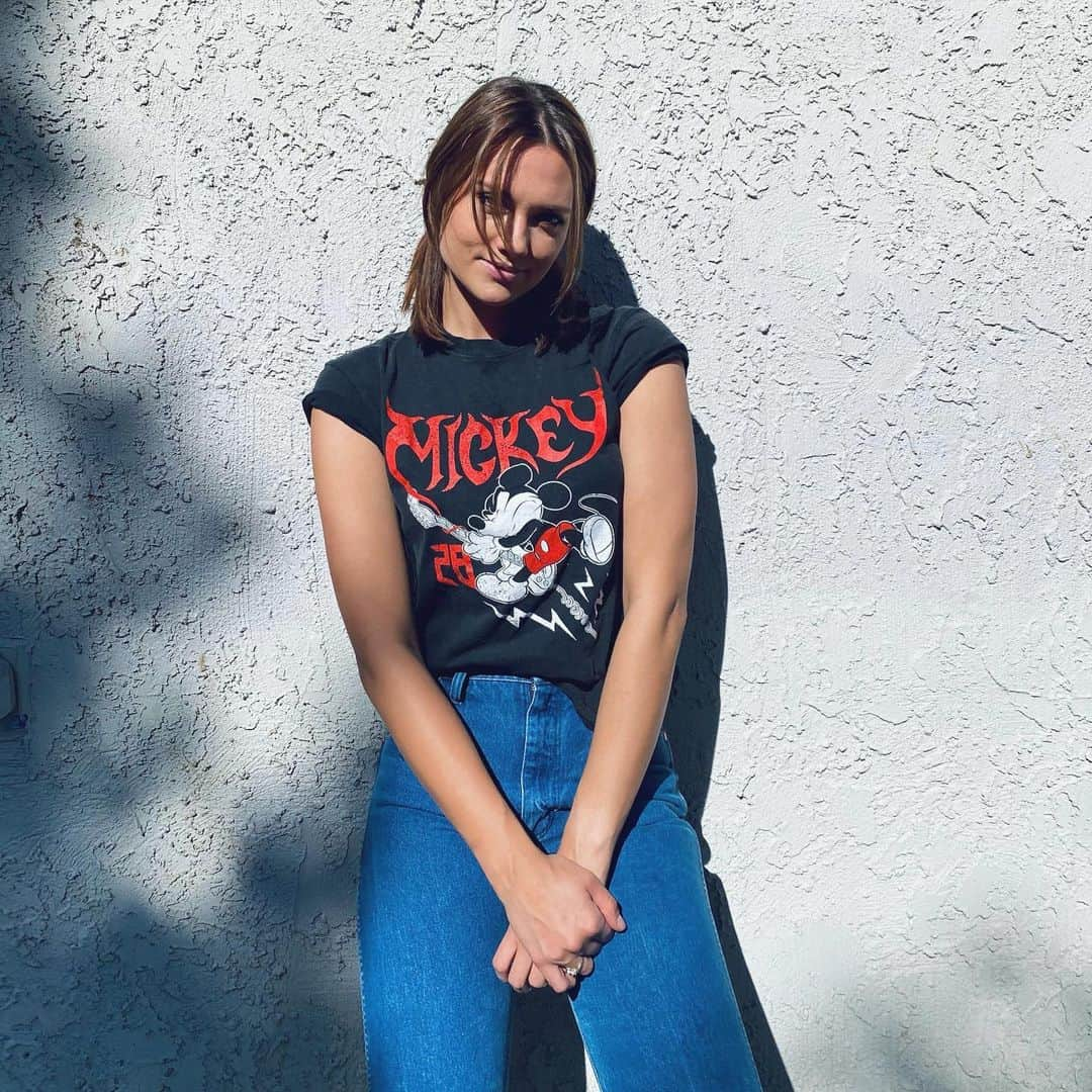 ローラ・ジェームスのインスタグラム：「I refuse to wear rocker tees of bands I don’t listen to (but I made an exception with this one, since I’m pretty sure it doesn’t exist?) 🤘🏻🤙🏻」