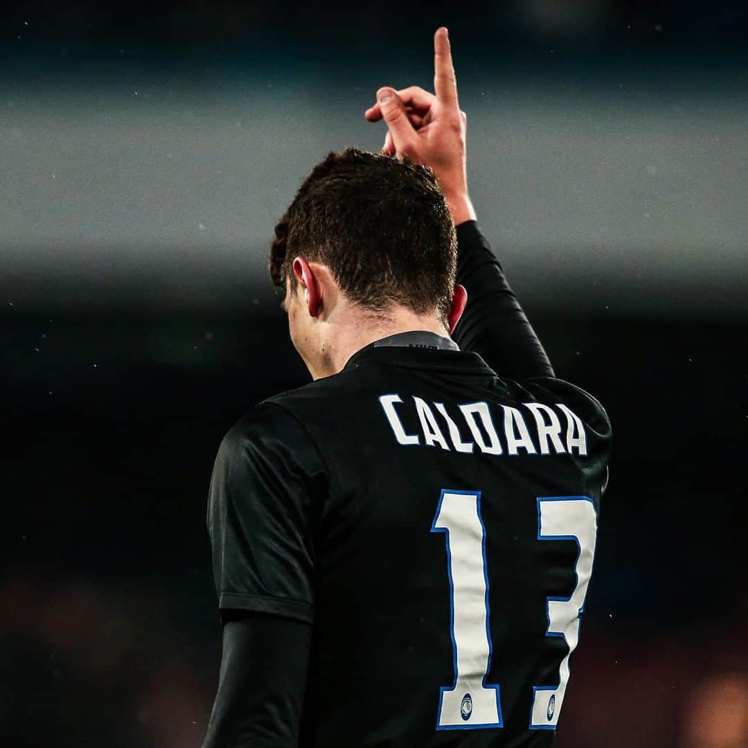 アタランタBCのインスタグラム：「𝘎𝘰𝘢𝘭(𝘴) 𝘰𝘧 𝘵𝘩𝘦 𝘋𝘢𝘺 📆🔙 2017 @mattiacaldara, l'eroe di Napoli 🤩 Mattia #Caldara, the hero of Naples 🔥⚽️ ⠀ #OnThisDay #GoAtalantaGo ⚫️🔵 #Atalanta #BergAMO #ForzaAtalanta」