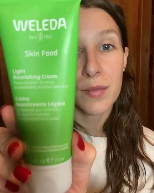 Weledaのインスタグラム：「Makeup artist @Katelingan preps her skin with Skin Food Light for a natural and glowy makeup look! 💚 #WeledaSkinFood」