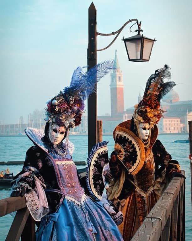 のインスタグラム：「恋する季節に😘  #カーニバル #ヴェネツィア #Venezia #ilikeitaly #loveイタリア #Carnevale   @veneziaunica  @visitveneziaofficial  @visitveneto @italiait  #VisitVeneto Special Thanks to 😘 @fede_puppin」