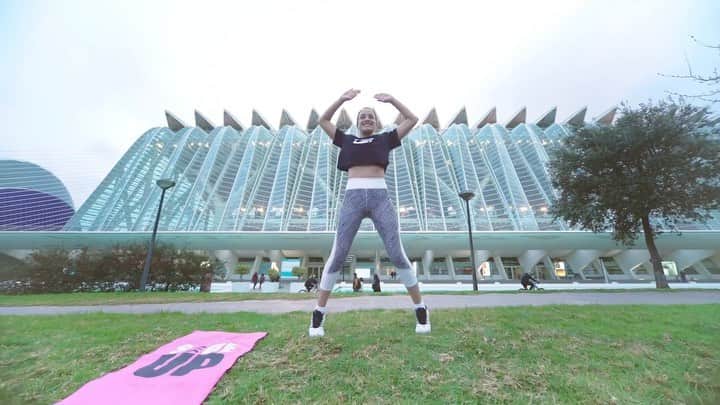 ジェマ・マリンのインスタグラム：「💥TABATA Work Out💥 🔸8 rounds per exercise ( 20 seconds on / 10 seconds off) 🔸Rest 2 min between each Tabata   🔺 Tabata 1 Jumping Jacks  🔺Tabata 2 Walkouts  🔺 Tabata 3 Squat Jumps  🔺Tabata 4 Mountain climber  🔸You will perfom each exercise 8 times over a 4 minute period. Work at 100% effort for 20 seconds and rest for 10 🔸 This is a High Intensity Interval Trainning (HIIT) It will take you around 20 min to complete  ☝🏼 Remember I’m not an expert, just sharing what I do ☝🏼Always listen to your body  ☝🏼 On spotify or Youtube you can find tabata music with the timing ready    Enjoy and Make sure to save this workout for later!!!! 🔥🔥🔥  #hiit #hiitworkout #hiitcardio #hiittrainning #hiitcircuit #intervaltrainning #cardio #homeworkout #highintensity   💥Entrenamiento TABATA 💥  🔸8 rondas por ejercicio (20 segundos activo / 10 segundos descanso) 🔸 Descansa 2 min entre cada Tabata  🔺 Tabata 1 Jumping Jacks 🔺Tabata 2 Walkouts 🔺Tabata 3 Squat Jumps 🔺Tabata 4 Mountain Climber  🔸 Realiza cada ejercicio 8 veces durante un período de 4 minutos. Trabaja al 100% de esfuerzo durante 20 segundos y descansa durante 10 🔸 Este es un Entrenamiento de Intervalo de Alta Intensidad (HIIT) Te tomará  alrededor de 20 minutos para completarlo  ☝🏼 Recuerda que no soy una experta, solo comparto lo que hago ☝🏼Escucha siempre a tu cuerpo ☝🏼 En Spotify o Youtube puedes encontrar música tabata con el contador listo  Disfruta y asegúrate de guardar este entrenamiento para otro momento!!!!🔥🔥🔥🔥  @dearproductions 💥」