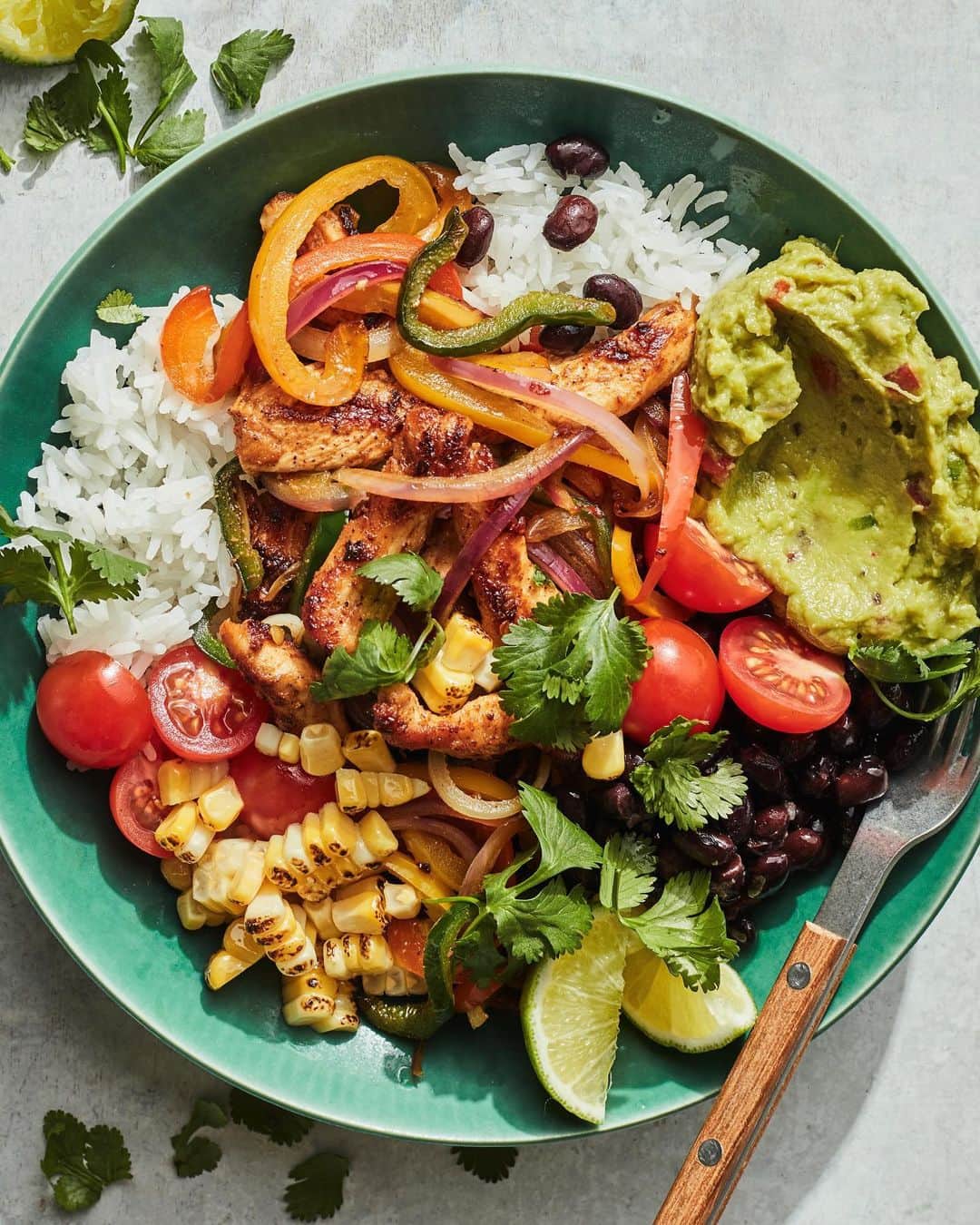 Gaby Dalkinのインスタグラム：「Big news guys - IG lives are coming back next month!! But if you were in the know a few weeks ago, we basically did a private IG live for anyone in the @Albertsons just for U® rewards program!! It was glorious! We made these Chicken Fajita Bowls with Rice, Guac, Beans… THE WORKS!! More details on the class and how you can snag an invite to cool events like this + get mega rewards is over on the blog!! Will be here eating 123981 pounds of guacamole on top of this beauty for the foreseeable future! https://whatsgabycooking.com/chicken-fajita-bowls/」