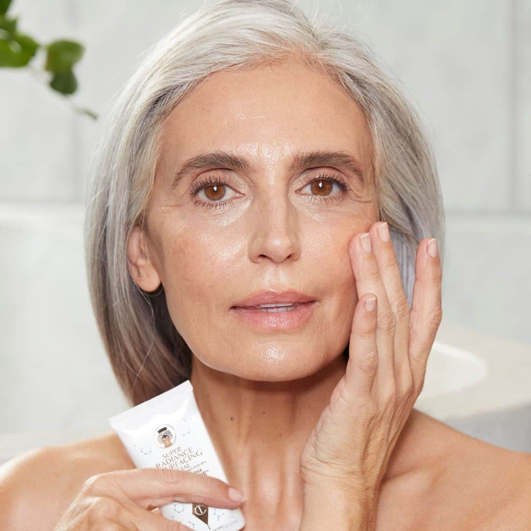 シャーロット・ティルベリーさんのインスタグラム写真 - (シャーロット・ティルベリーInstagram)「🧖🏼‍♀RESEARCH-POWERED SKINCARE FOR SKIN THAT LOOKS REBORN – NEW! SUPER RADIANCE RESURFACING FACIAL 🧖🏼‍♀  Darlings, I have created my NEW! SKINCARE INNOVATION, Super Radiance Resurfacing Facial, out of a NEED for an EFFECTIVE, GENTLE yet RESURFACING EXFOLIATOR that provides RADIANCE-BOOSTING RESULTS!! This BREAKTHROUGH formula combines an ACID BLEND to RESURFACE and create the APPEARANCE OF REBORN SKIN IN SECONDS and a RADIANCE BLEND to add HYDRATION for an INSTANT GLEAMING GLOW!! 96%** AGREE SKIN LOOKS HEALTHIER AND MORE REVITALISED!!  💫 99%** AGREE SKIN FEELS INSTANTLY SMOOTHER  💫 96%** AGREE SKIN LOOKS HEALTHIER AND MORE REVITALISED 💫 92%** AGREE SKIN LOOKS AND FEELS FIRMER  ✨RESEARCH-POWERED INGREDIENTS✨ 🧬 10% GLYCOLIC ACID (AHA) helps to provide exfoliation  🧬 2% SALICYLIC ACID (BHA) helps unclog and purify 🧬 3% BIO AGAVE ACID (PHA) brightens the appearance of the skin by removing dead skin cells 🧬 4% EXFOLACTIVE™ acts as a trainer for the skin and boosts the skin’s natural peeling process 💦 POLYGLUTAMIC ACID a hydration powerhouse helping to reduce appearance of fine lines and wrinkles 💧 HYALURONIC ACID hydrating, plump-effect properties 🌿RESURRECTION LEAF helps maintain skin moisturisation levels 🥑 AVOCADO OIL to help enhance skin’s barrier function 🌱 ALOE VERA with cooling abilities that help reduce the appearance of irritation  #GetTheLook 🧖🏼‍♀ Charlotte’s Magic Serum Crystal Elixir  Charlotte's Magic Cream Moisturiser  Magic Eye Rescue 💄 Collagen Lip Bath in Pillow Talk  🛍 Shop my NEW! Super Radiance Resurfacing Facial NOW on CharlotteTilbury.com!!  **Tested on 100 people with weekly usage over 30 days  #CharlotteTilbury #SuperRadiance #Resurfacer #Facial #Skincare #SkincareScience.」2月26日 5時15分 - charlottetilbury