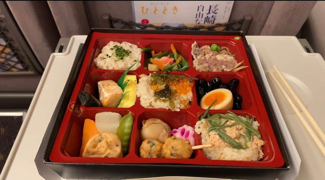 蝶野正洋のインスタグラム：「何から食べるか…新神戸の帰り道は頂いた豪華弁当 #蝶野正洋　#新神戸お弁当」