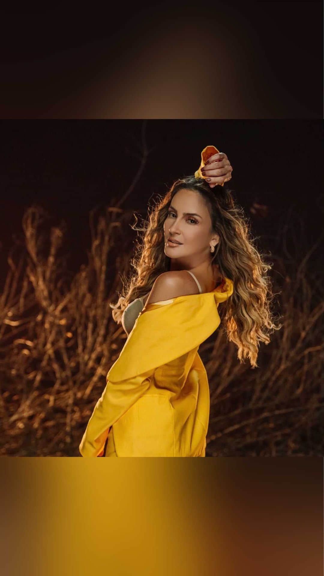 のインスタグラム：「Confira a letra de "agradece" em um material pensado especialmente para aqueles que ouvem através dos gestos e do coração 🌻🎶 ".... Você é capaz de conquistar o que for. Chegar aonde quer chegar..."   #agradece | amanhã 26/02  @worklibraslive @isflocos @regianepereiralibras」