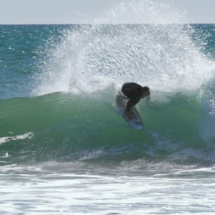 キャロライン・マークスのインスタグラム：「Fun times surfing a ton with @lakeypeterson on this last little run of waves having austrailia in mind :) to watch the full Video  click the link in my bio. 🏄‍♀️ 🌞 ⚡️💛// 🎥 @noahjm22」