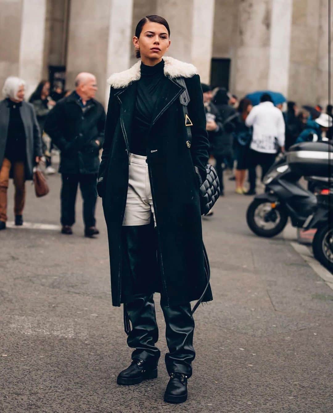 ジョージア・フォウラーのインスタグラム：「🖤🤍Missing the French streets & Fashion Week」