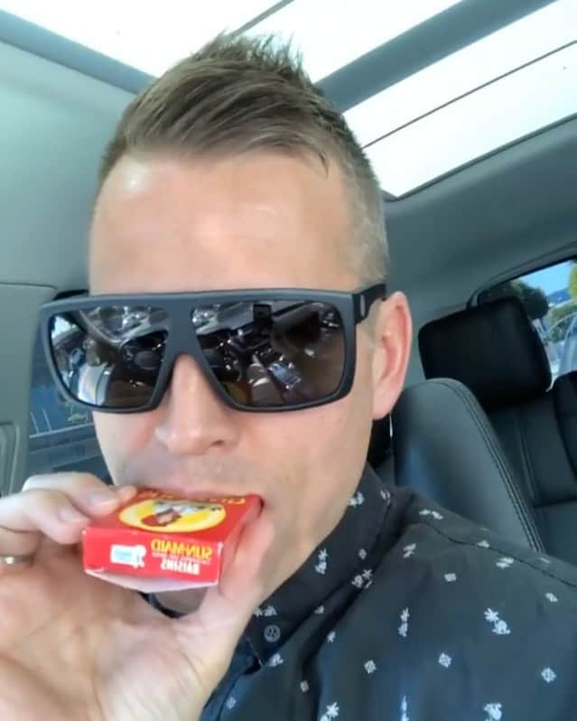 カスケイドのインスタグラム：「I tried to perform Happy Birthday  on my home made kazoo... had some technical difficulties.  THANK YOU for all the birthday wishes!  Miss all you guys and look forward to the day I can see you in person!!! ❤️ ❤️ ❤️」