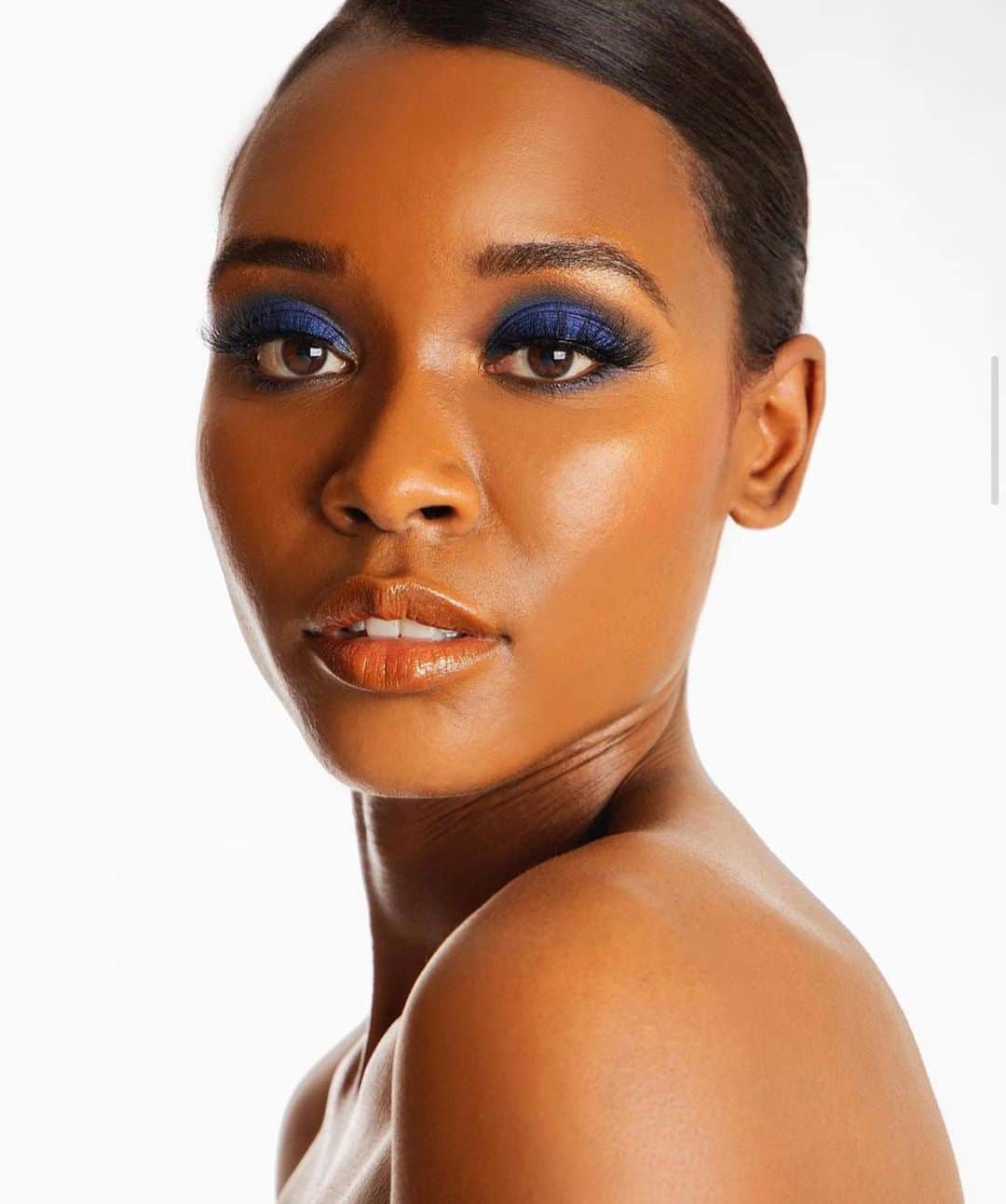 のインスタグラム：「A bold blue look by @sweetdreamsmakeup 🖤  You can achieve this fab blue look with the shade ‘Temptations’ from our Jet Setter Palette! Explore all the beautiful blues at motivescosmetics.com 💙  💄: @sweetdreamsmakeup  📷: @mtgexposure  💆🏾‍♀️: @najear_」