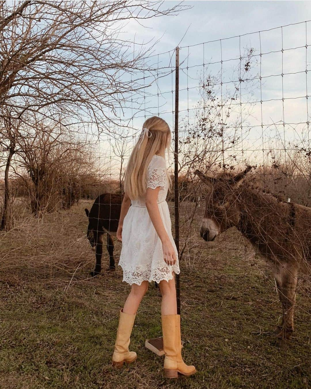 フライさんのインスタグラム写真 - (フライInstagram)「#FryeOAO // The Original. The Authentic. The Only. @carlyknighht wears our iconic Campus 14L. #InMyFRYE」2月26日 5時20分 - thefryecompany