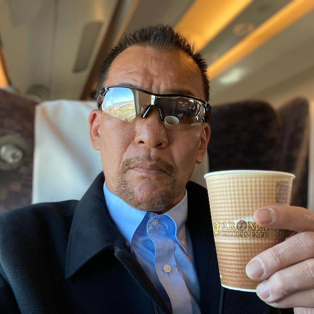 蝶野正洋さんのインスタグラム写真 - (蝶野正洋Instagram)「新幹線移動の楽しみは弁当と食後のコーヒー #蝶野正洋　#東海道新幹線 #のぞみn700系  #ホットコーヒー」2月26日 5時20分 - 2020chono1225