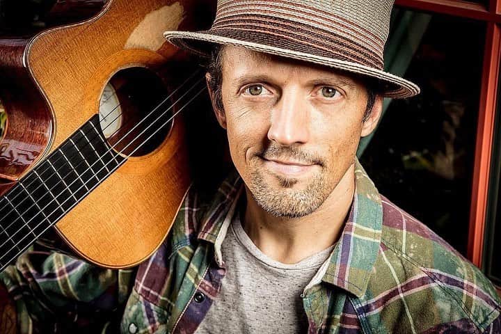 ジェイソン・ムラーズのインスタグラム：「People come up to me and say, you’re that guy who sings that song.  Yes I am.  Tune in to The Song to hear That Song (and others) this weekend. Visit thesong.tv for more info.  #TheSongTGL @thesong_tgl」