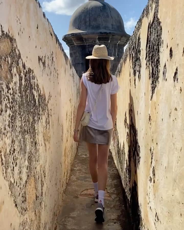 ヴラダ・ロスリャコヴァのインスタグラム：「When I borrowed a cute hat of my friend...」