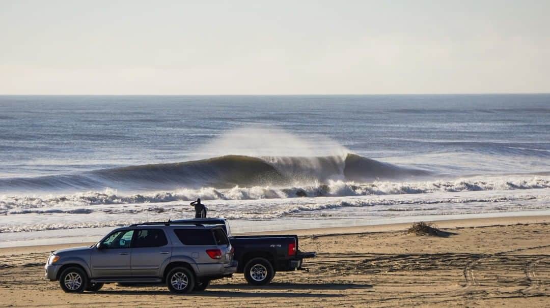 surflineさんのインスタグラム写真 - (surflineInstagram)「This is exactly the kind of thing you want to see when cresting the dune after your morning coffee. Outer Banks, Tuesday morning. 📷: @callawayramsey」2月26日 5時29分 - surfline