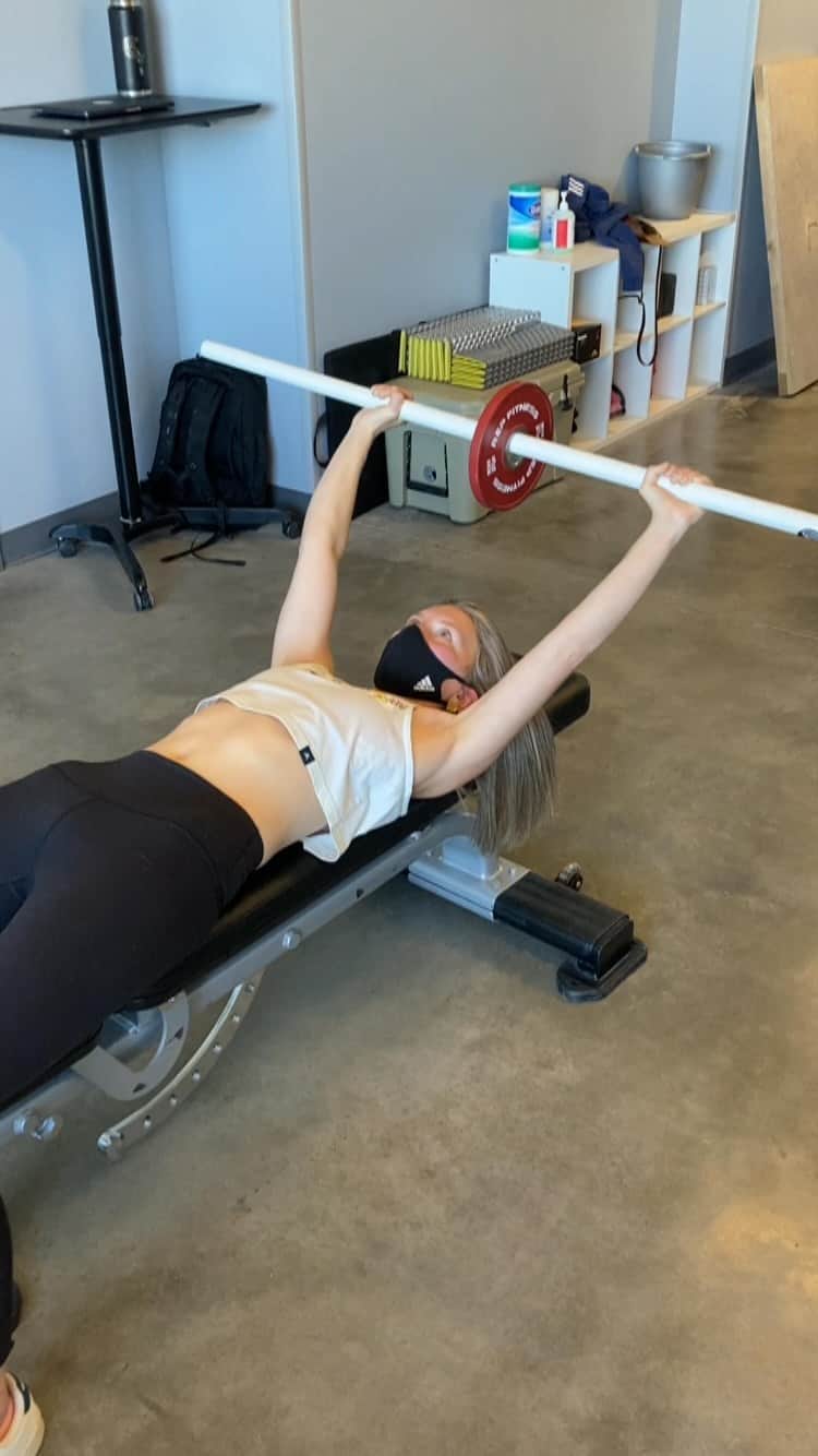 チェルシー・ルーズのインスタグラム：「A glimpse into what week 6 post op has looked like. What you missed out on witnessing is me slipping and falling and trying to brace myself with my surgical arm 🤦‍♀️ and the screaming and tears that followed suit. But all is well 💁‍♀️ other than feeling a bit restless 😬」