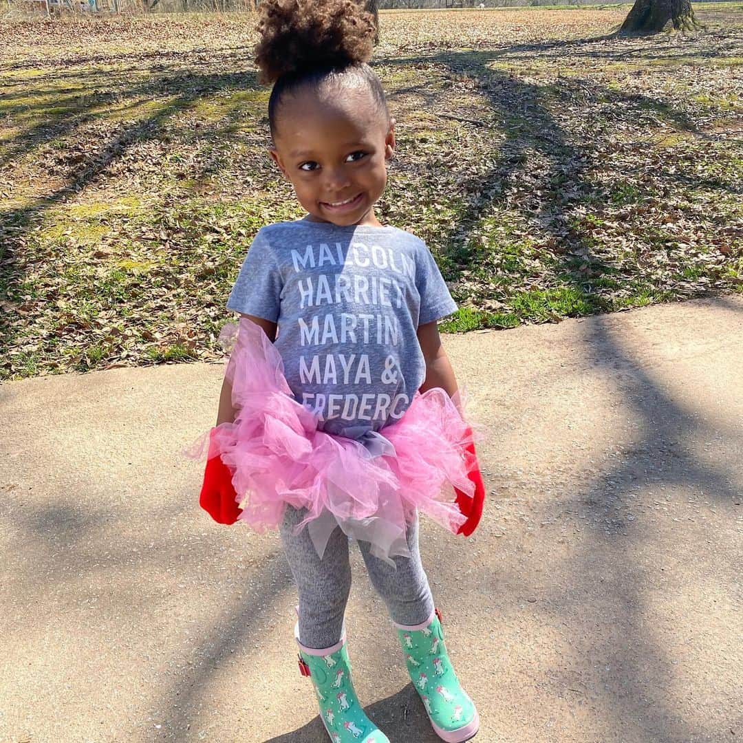 ケシア・ナイト・プリアムのインスタグラム：「It’s a rain boots, tutu & gloves kinda day!! #MyEllaBoo 😍」