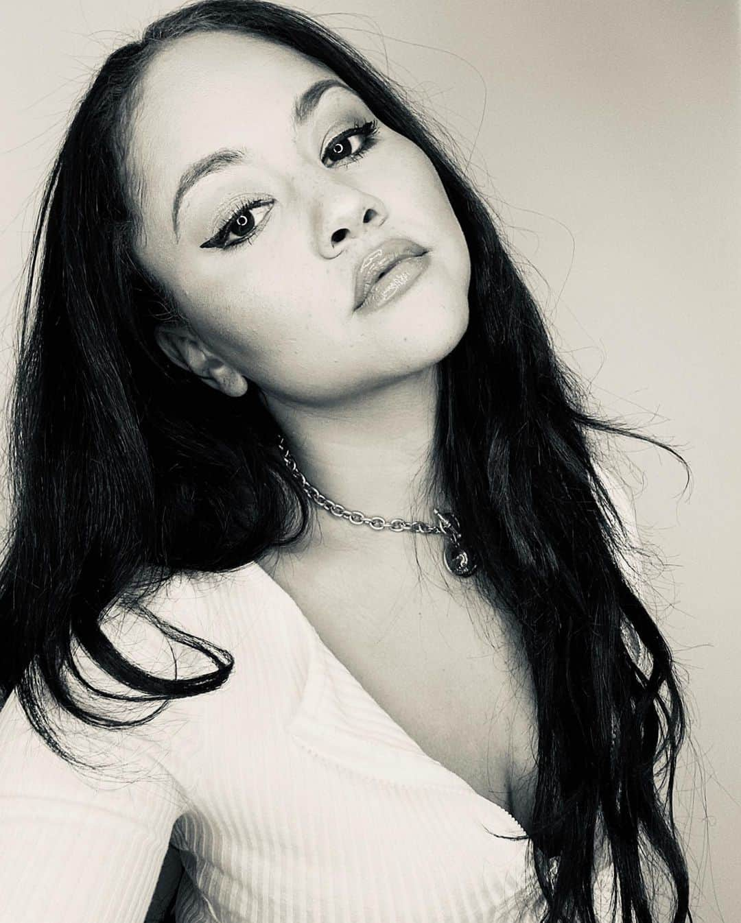 キャット・デルーナのインスタグラム：「When you finally start to resemble the 15 percent of Filipino you actually have in you. I took about a thousand photos before it wears off lol 😂 #downthefamilyline #filipina #dominicana #latina #afrolatina #theworld」