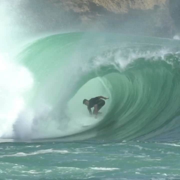 Surf Magazineのインスタグラム：「Sometimes tubes are peaceful and serene. Other times they're like drunken frat boys stumbling home from the bar at 3 am, looking for a mailbox, tree, or sign post upon which they can release their sexual frustration.   @kiron_jabour bodies some pent up punches on his @cisurfboards Happy Traveler. Video: @gerypasirputih_surfcamp」