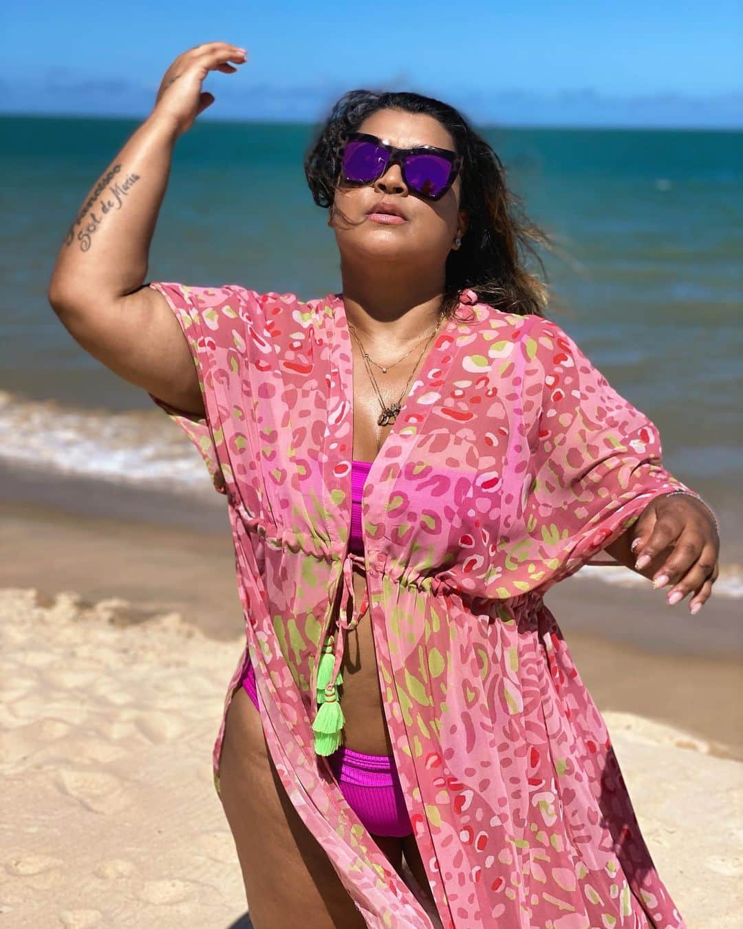 Preta Gilのインスタグラム：「Como demorei 47 anos pra conhecer esse paraíso na Bahia??? @vilanaia não tô conseguindo descrever tanta beleza!!!! Toda de @soufeline porque ela faz a propaganda dos biquínis dela, né!? Meu fotógrafo preferido @rodrigogodoy_, depois de me acudir de uma queda hilária, fez as fotos da blogueira. Corre no insta dele se quiserem rir!!! #mozis4ever #mozisroadtrip #behappyviagens #borntobehappy @behappyhoneymoon」