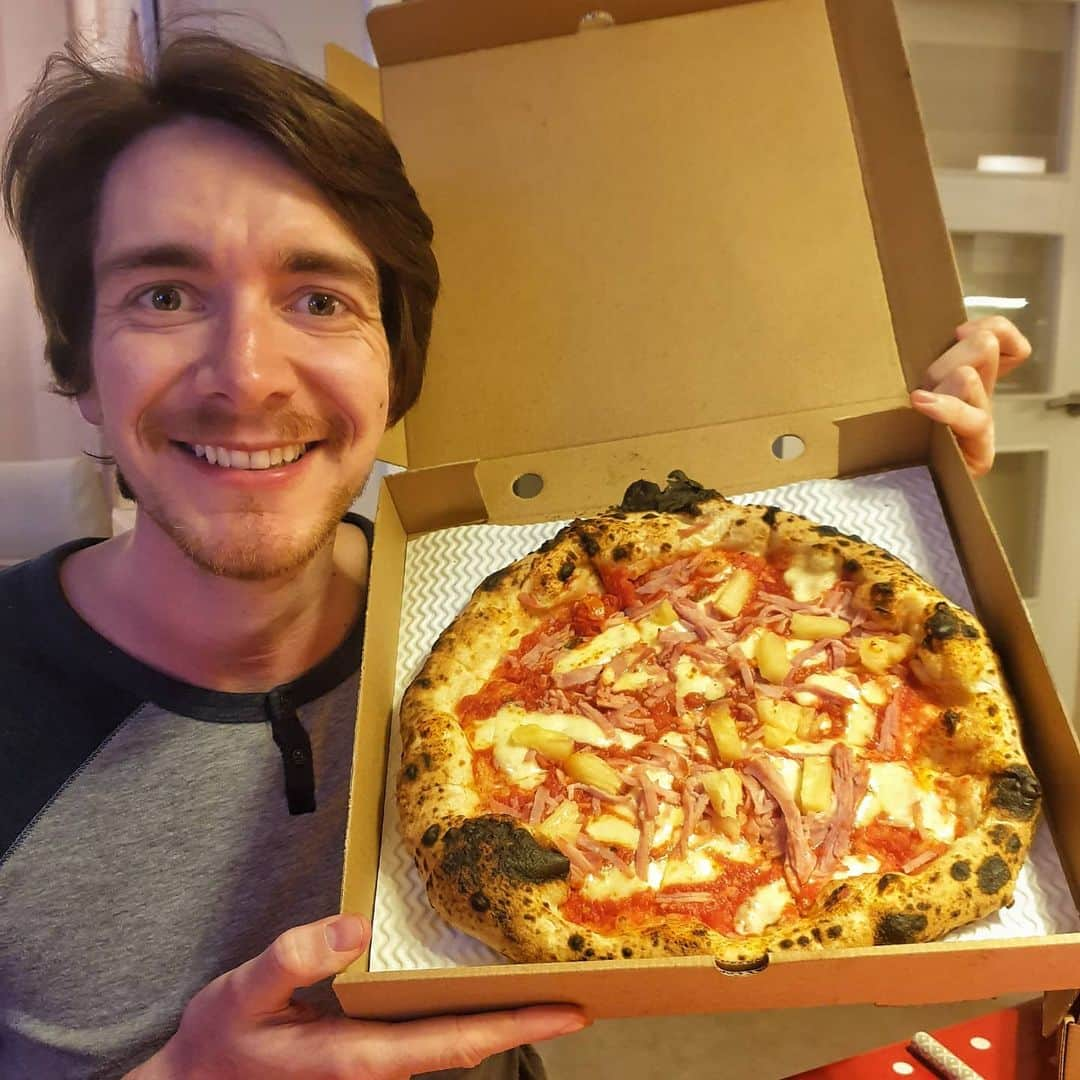 ジェームズ・フェルプスのインスタグラム：「Of course there was only one meal i wanted on my birthday! THANK YOU all soooo much for the birthday wishes everybody. I've been very spoiled and had a great day.  #pineapplebelongsonpizza #cheatday😋 #NotOldJustOlder」