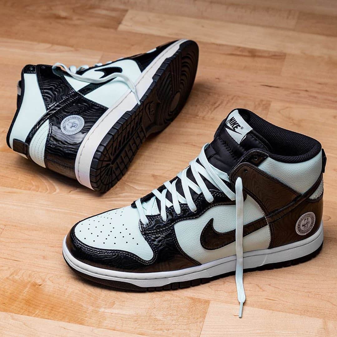 のインスタグラム：「@hypebeastkicks: Here's a detailed look at the upcoming @nike Dunk High "All-Star" set to release as part of the 2021 All-Star game sneaker lineup. This high-profile installment leans on glossy overlays and minty color-blocking to guide its overall design. Looking closely, we see black patent leather and the Swoosh overlapped with tonal psychedelic patterns accompanied by a “Barely Green” for contrast. Lastly, we see the NBA All-Star Indianapolis badges attached to the heel. Expect these to release on March 9 for approximately $133 USD at stores like @asphaltgold.⁠⁠ Photo: Asphalt Gold」