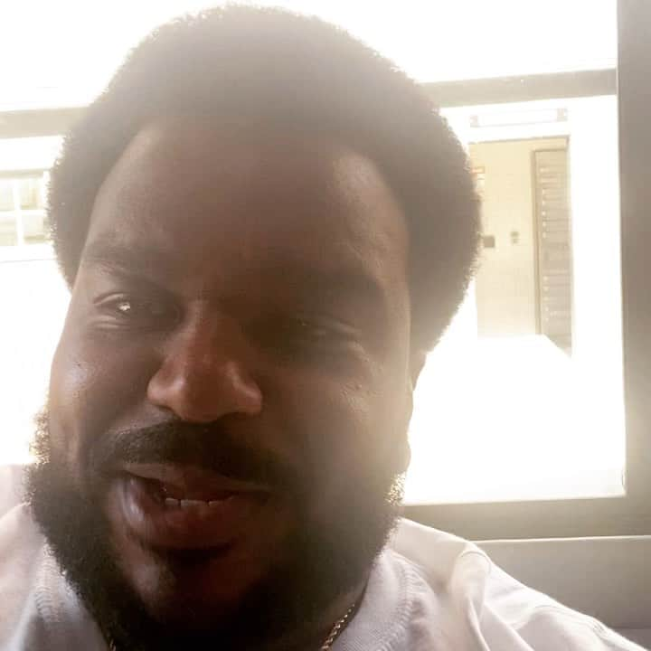 エリック・ベネイのインスタグラム：「Thank u good sir! 🙌🏾 @mrcraigrobinson  Watch @acloserlookdocuseries w meee today on @watchallblk !!」