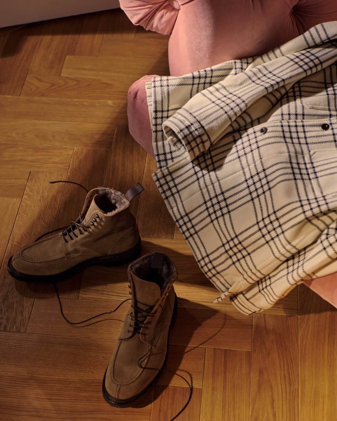 MR PORTERのインスタグラム：「It might be getting a little warmer, but we still have a month or two left of boots weather left. Our @mrp Heath boots are made for stomping around the local park or your mid-morning coffee run. Tap or head to the link in bio to shop. #MrPmyway  Shop the story: MR P. - Heath Shearling-Lined Goodyear-Welted Split-Toe Suede Boots, MR P. - Checked Flannel Overshirt」