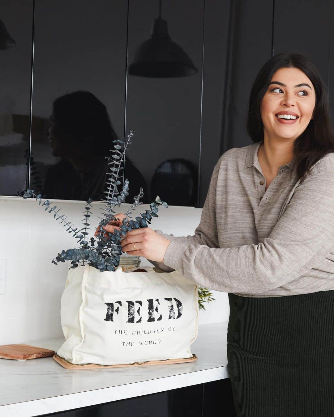 フィードプロジェクツのインスタグラム：「Swipe ➡️ to see how we feel about our new Wide Packable Zip Tote. Same great tote, but with a 25% bigger capacity (aka, more room for toting the essentials, like flowers and wine).」