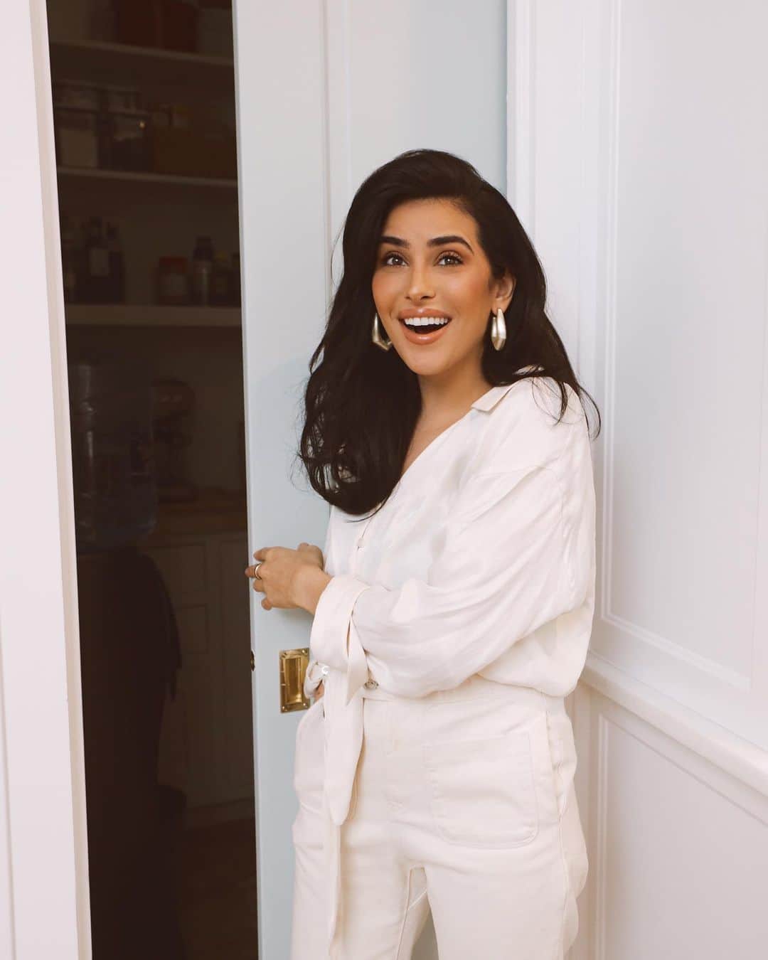 Sazan Hendrixさんのインスタグラム写真 - (Sazan HendrixInstagram)「My husband knows the way to my heart is @thecontainerstore 🤗 Just uploaded an organized kitchen & pantry walk-through tour on my channel! Link in bio - I’m really happy with how it turned out 😄 Happy almost friday fam 💃🏻 #kitchen #cozyliving #pantryorganization」2月26日 5時55分 - sazan