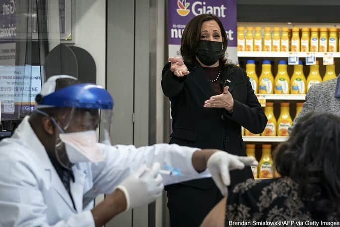 ABC Newsさんのインスタグラム写真 - (ABC NewsInstagram)「Vice Pres. Kamala Harris visits a pharmacy in a Giant supermarket in a predominantly minority neighborhood of Washington, D.C., in an effort to ease the COVID-19 vaccine hesitancy. READ MORE AT LINK IN BIO. #covid_19 #vacation #kamalaharris #washingtondc」2月26日 6時07分 - abcnews