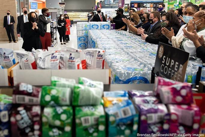 ABC Newsさんのインスタグラム写真 - (ABC NewsInstagram)「Vice Pres. Kamala Harris visits a pharmacy in a Giant supermarket in a predominantly minority neighborhood of Washington, D.C., in an effort to ease the COVID-19 vaccine hesitancy. READ MORE AT LINK IN BIO. #covid_19 #vacation #kamalaharris #washingtondc」2月26日 6時07分 - abcnews