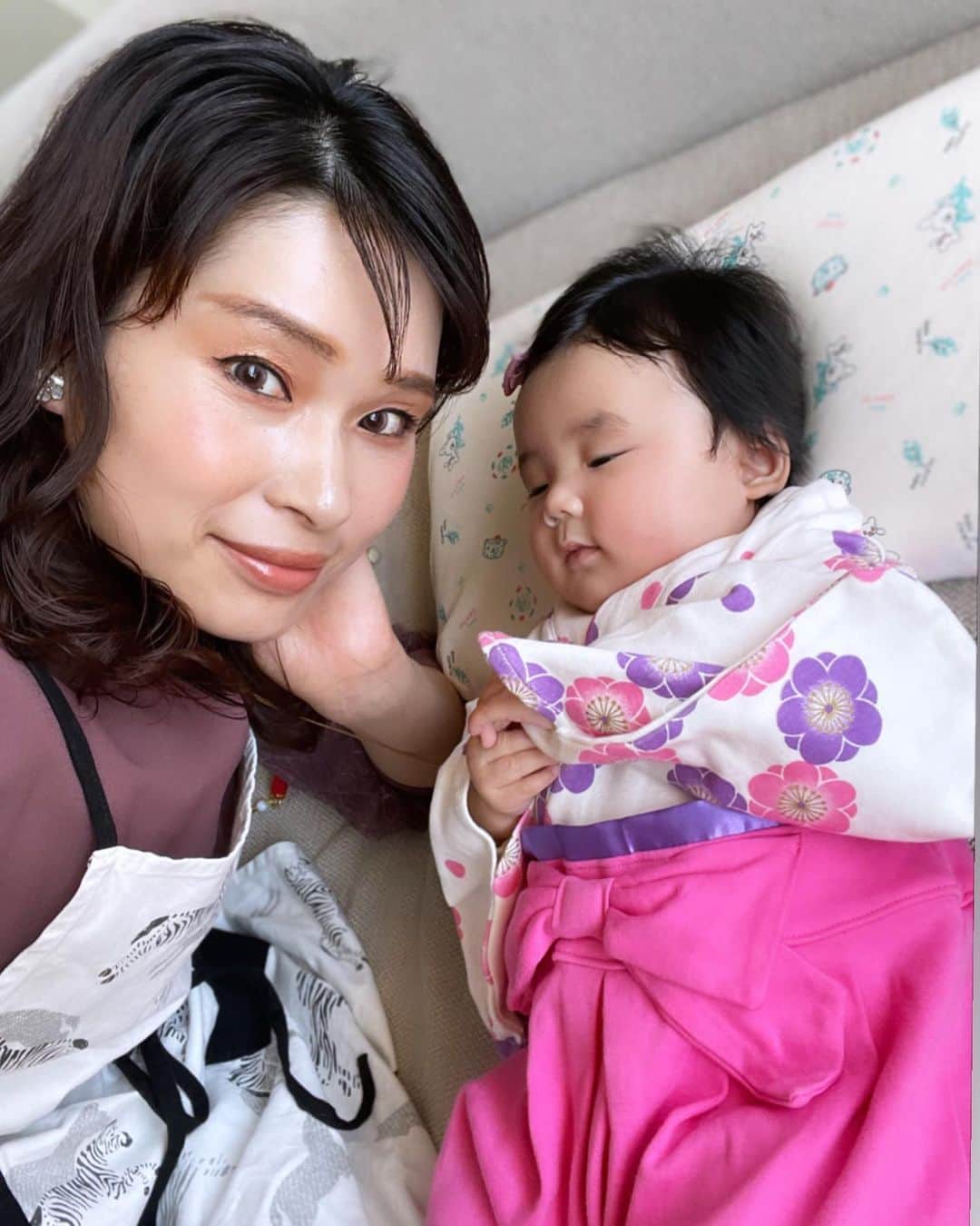 三佐和あやのインスタグラム：「ぱくちゃんは3ヶ月半です、はやいなぁ！ 初宮参りでいただいた 鈴のおもちゃが 掴めるようになって可愛い😍💕  周りのことが よくわかるようになってきたみたいで ジッとおもちゃをみたり、 人の様子を伺ったり、 昼と夜の違いが分かり出してきて 夜はしっかり纏って眠るようになりました。  黄昏泣きってゆって、夕方ぐずることも😀 あれってなんなんだろう？  夕方って、なんだか寂しくなるのは 大人もいっしょですよね☺️  赤ちゃん連れてると 今まで接することなかった 小さな子供たちが 寄ってきてくれるから これまた、可愛いの😍   #babygirl #baby #ベビフル#子育てグラム#成長記録#親バカ部﻿  #ニューボーンフォト #月齢フォト  #スマイル育児 #育児日記 #ママリ #赤ちゃん #ベビフル #ベビー #ベビスタグラム #親バカ #親バカ部ig_baby #令和2年ベビー﻿ #妊活 #マタニティー #赤ちゃん #ベビー #ベビスタグラム #育児日記 #育児 #子育てぐらむ #子育てママ  #ままのて #たまひよ」