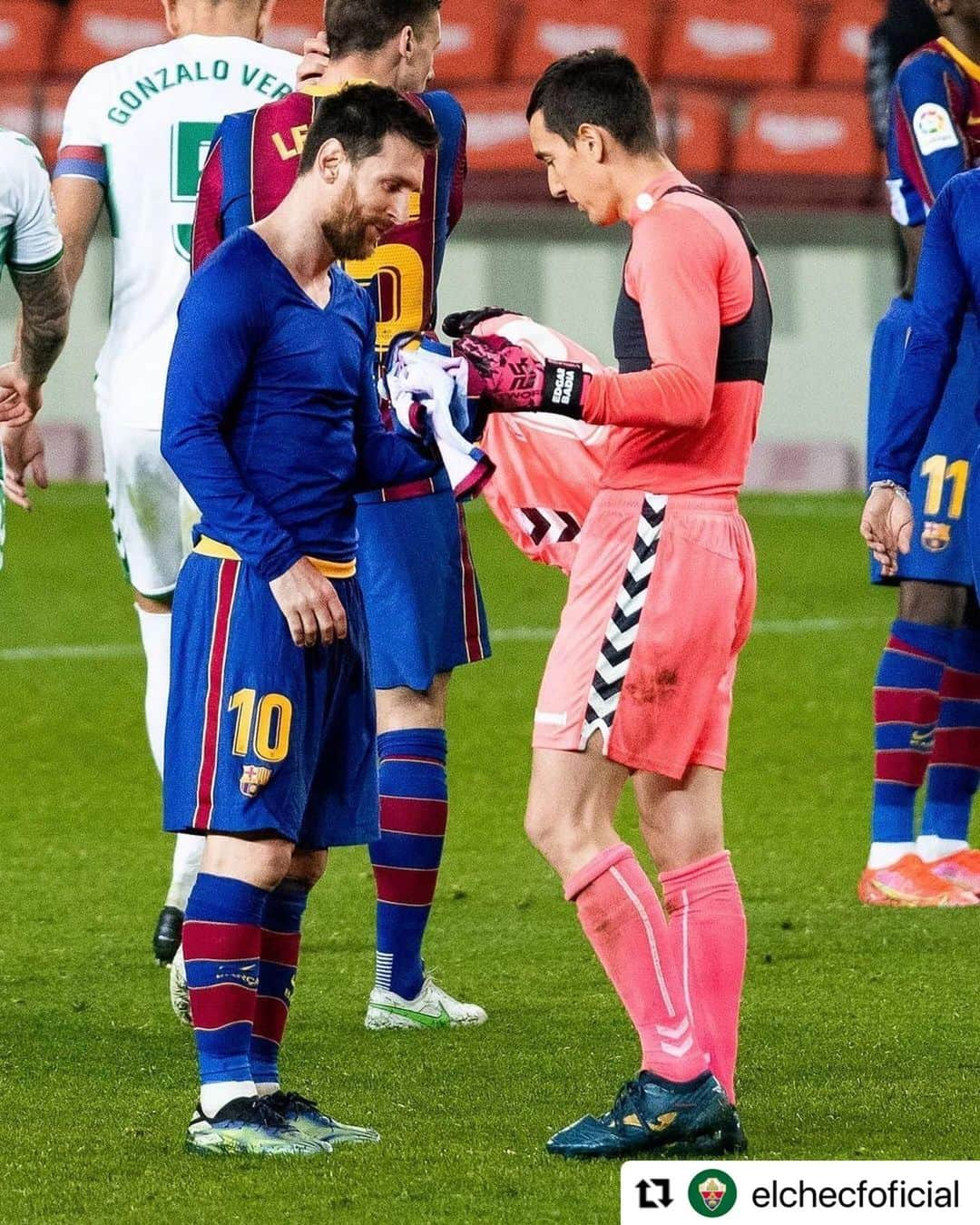 LFPさんのインスタグラム写真 - (LFPInstagram)「Respect. 👏🏻👏🏻👏🏻 🤍💚 @edgarbadia  💙❤️ @leomessi   #Badia #Elche #Messi #Barça #BarçaElche #LaLigaSantander #LaLiga #YouHaveToLiveIt #HayQueVivirla」2月26日 6時00分 - laliga