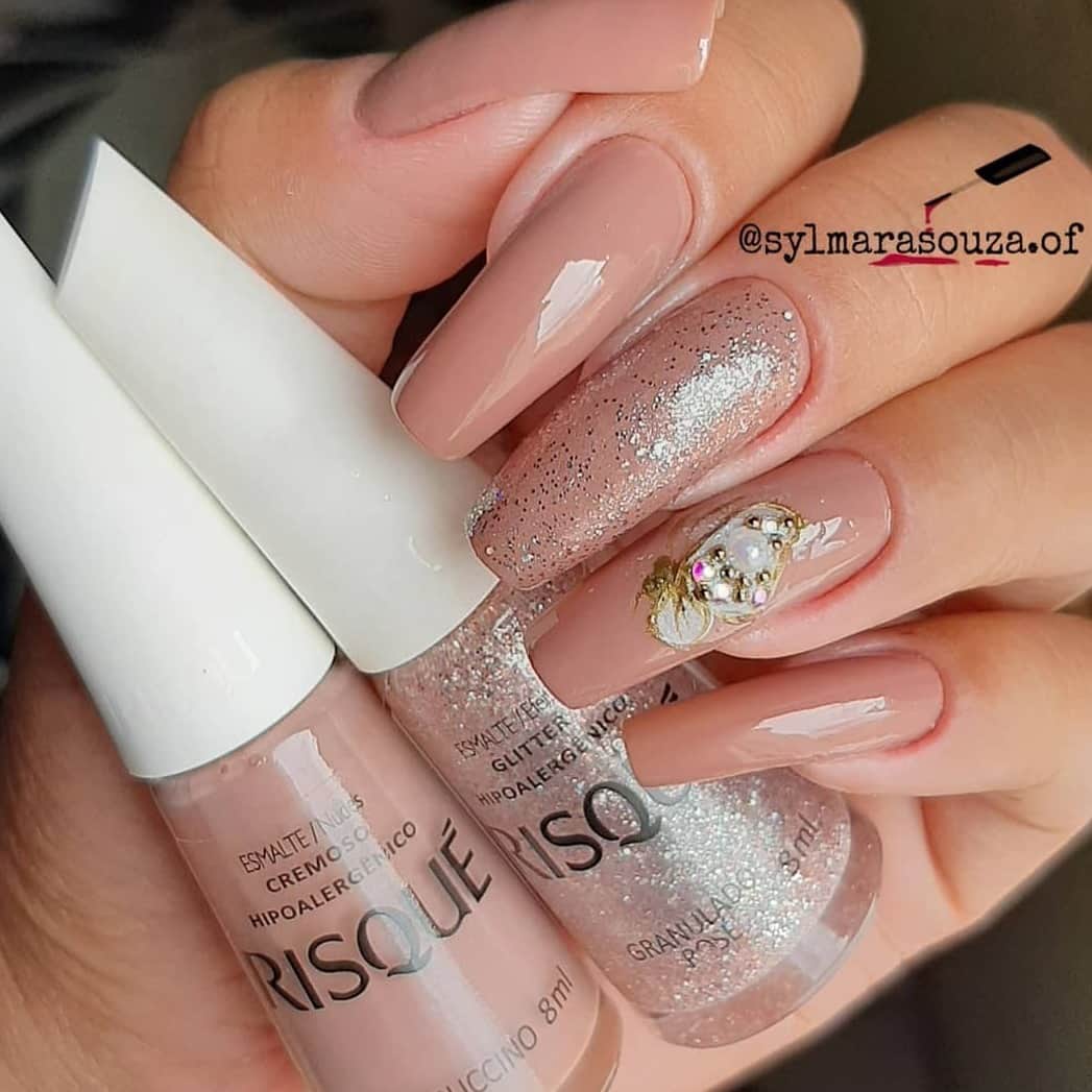 Risqueのインスタグラム：「Inspiração de nude + esmalte glitter? TEMOS! 💅 A @sylmarasouza.of usou o #RisquéCappuccino e fez uma filha única com o #GranuladoRosé. Usaria? Poste usando #EuQueFizRisqué! ⠀ #TáNasNossasMãos #EsmaltesRisqué #RisquéOficial」