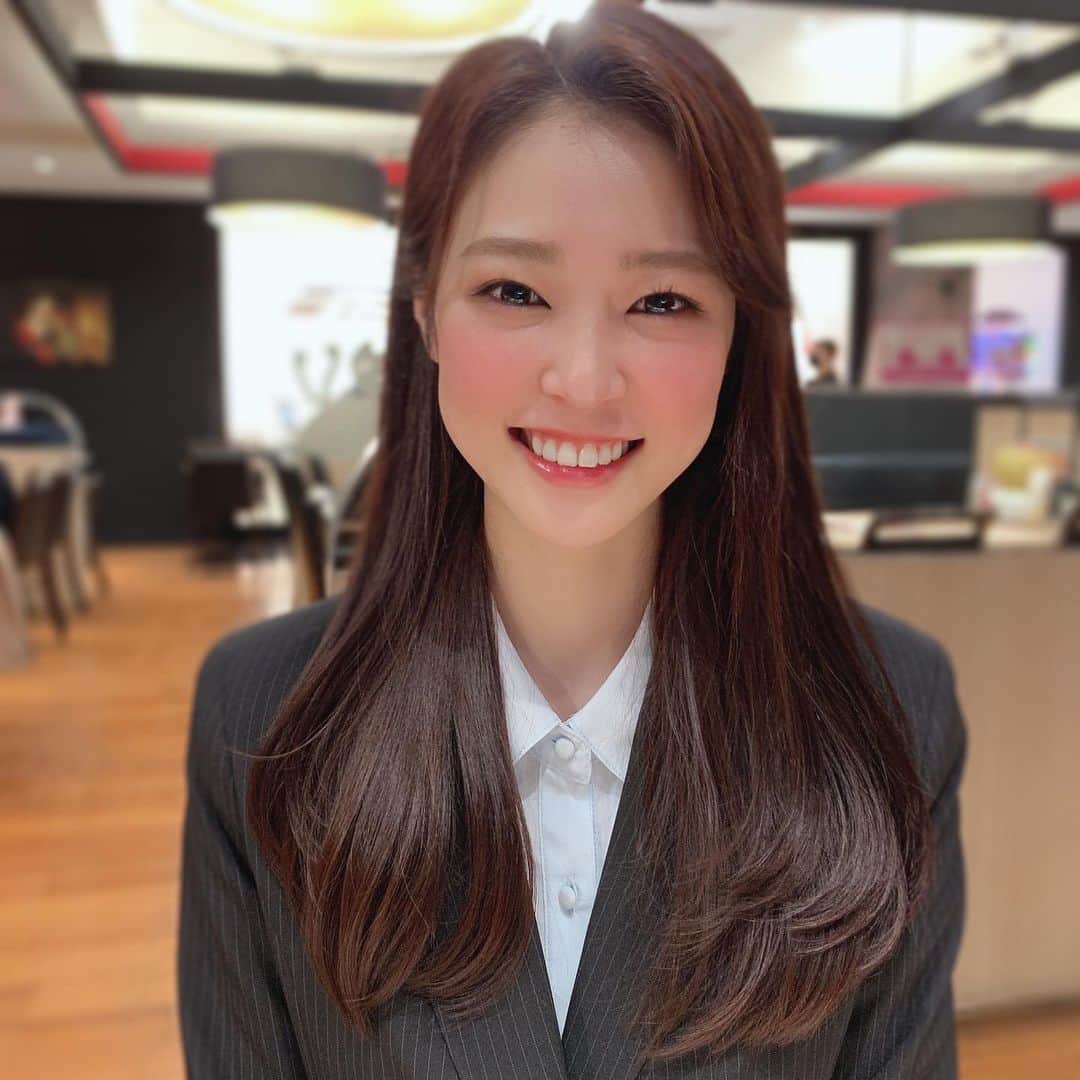橘香恋のインスタグラム：「おはようございます❤︎﻿ ﻿ 前回の投稿に﻿ イイネとコメントありがとうございます☺﻿ ﻿ ﻿お久しぶりです❕  久しぶりにスーツを着ました✌︎ ﻿ ﻿またゆっくり投稿していきます🛼 ﻿ ﻿」