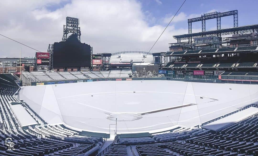 コロラド・ロッキーズのインスタグラム：「It snowed a lot in Denver. Swipe to warm up 50 degrees! ☀️🌵⚾️」