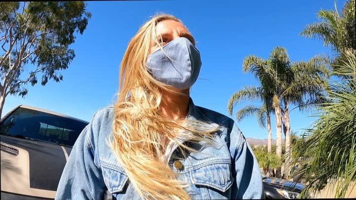 レイキー・ピーターソンのインスタグラム：「Surfboard talk with the one and only Britt Merrick. Hit the link in my bio if you would like to view the full video 👌 @cisurfboards」