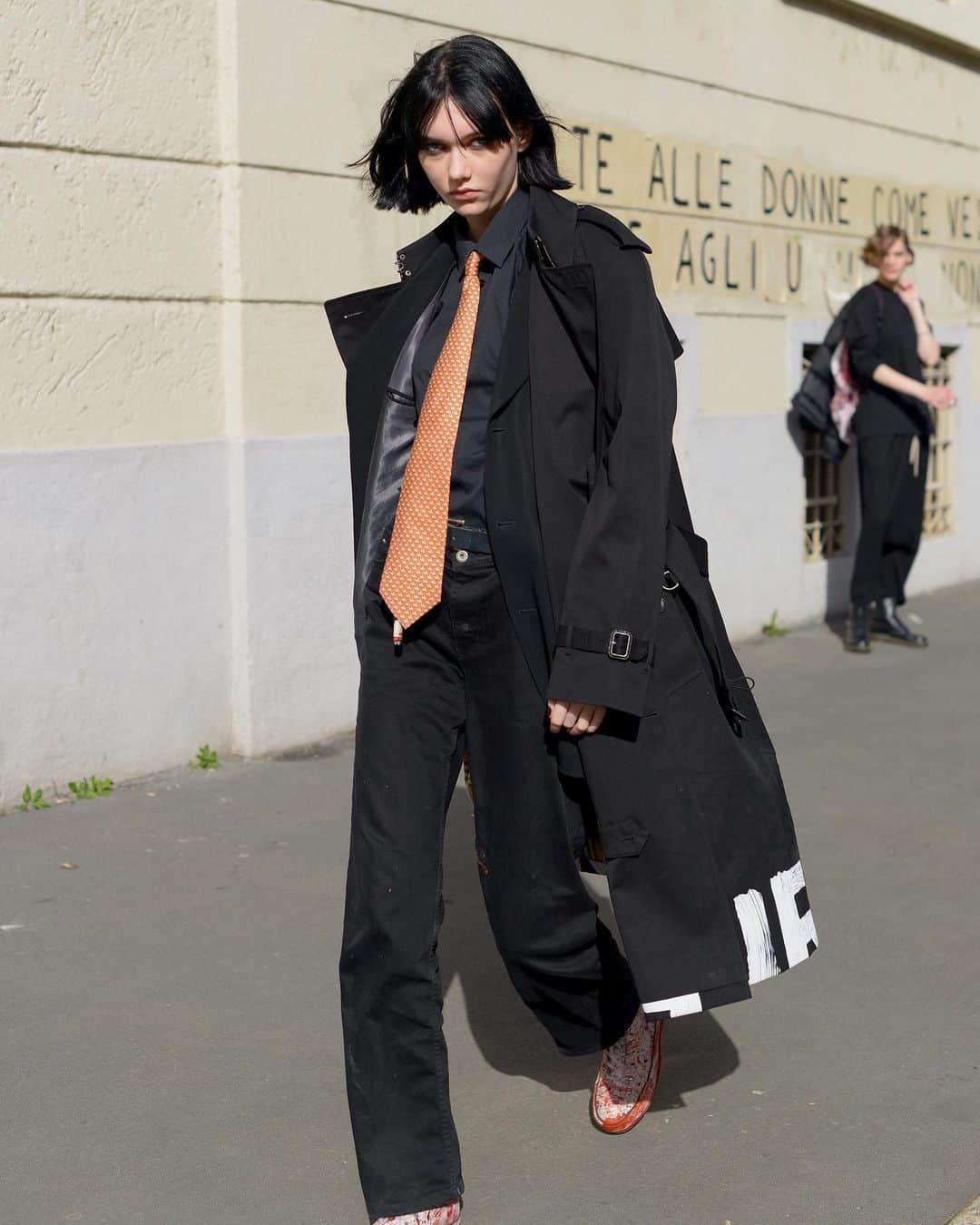 Vogue Runwayさんのインスタグラム写真 - (Vogue RunwayInstagram)「The street style at Milan’s mostly fashion week will certainly look different this week, but it’s hardly disappearing. Gianluca Senese is on the ground snapping models on their way to and from photo shoots; editors moving between appointments and socially distanced presentations; and locals out to enjoy the warm, sunny weather. See all his snaps at the link in bio. Photographed by @nobodyknowsmarc」2月26日 6時13分 - voguerunway