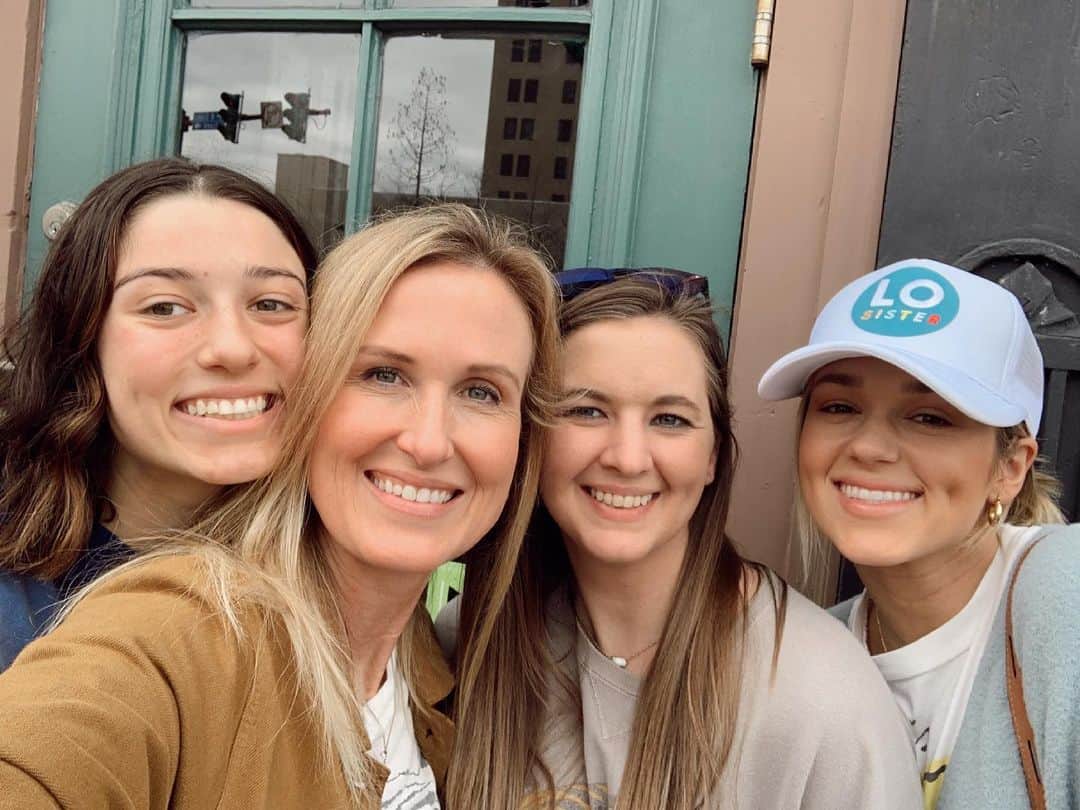 コリー・ロバートソンのインスタグラム：「Happy Birthday @lindsay__neely_ 🎂 I’m so thankful I get to do life with you! Couldn’t do half the things we do without you, like for real🤪Wishing you an awesome, amazing, adventurous, blessed year!! 🥳」
