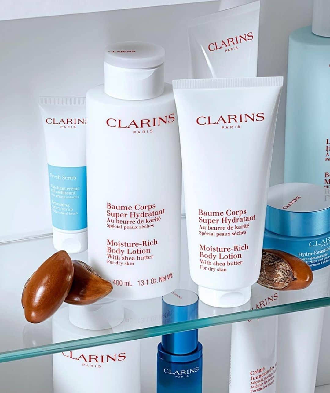 CLARINSさんのインスタグラム写真 - (CLARINSInstagram)「❄️💦 Cold weather have you in need of a dose of #hydration 💦💙 Our Moisture-Rich Body Lotion is an ultra-nourishing body lotion infused with soothing Shea Butter to soften, smooth and comfort very dry skin.   💦💦💦This moisturizing body lotion, formulated with 88% natural ingredients—including ultra-nourishing Shea Butter, soothing Organic Raspberry water, gently exfoliating Tamarind pulp acids and visibly firming Organic Oat sugars—that soften and intensely hydrate even very dry skin for long-lasting comfort.  🌰Shea, known as “women’s gold,” is sourced responsibly from the women in western Africa who harvest it, and hand-extract the precious ingredient into Shea Butter—a sacred ancestral tradition that has been passed down from mother to daughter for generations.  ♻️Our packaging also reflects our commitment to Responsible Beauty - each tube of our New Moisture-Rich Body Lotion is made with recycled plastic and is 100% recyclable ♻️   #clarins #clarinsskincare #selfcare #winterskincare」2月26日 6時23分 - clarinsusa