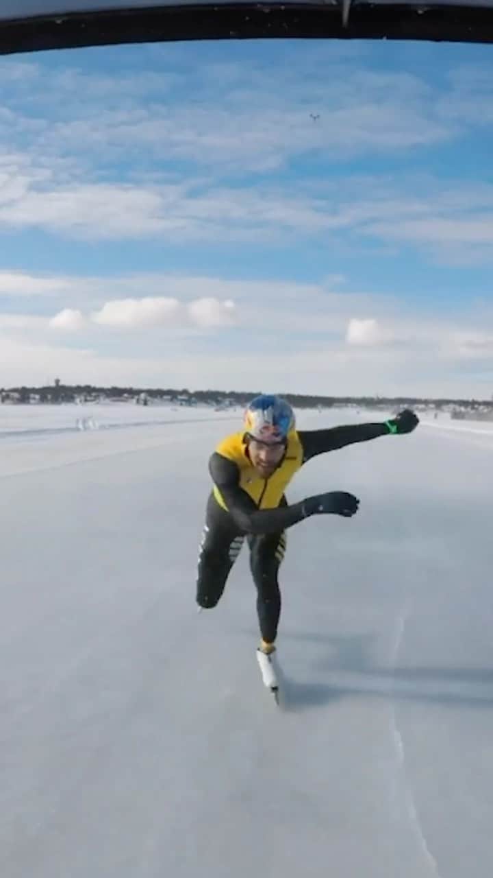 レッドブルのインスタグラム：「how to break a record of 93kph on ice, as taught by @kjeldnuis 😳🤯 #redbull #givesyouwiiings #skiing #record #ski #ice」