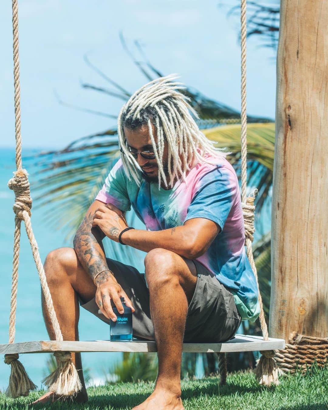 イタロ・フェレイラのインスタグラム：「Vocês sabiam que até 2050 poderá existir mais plásticos nos oceanos do que peixe?! O Kaiak Oceano utiliza, em parte da sua embalagem, plástico retirado do litoral, melhor ainda, a fragrância traz uma sensação de mergulho no mar, bem fresca.   Quando forem consumir produtos, lembrem das empresas que fazem o bem para a nossa natureza 🌱🌊♻️ @naturabroficial #ad #ChamadoDoOceano」