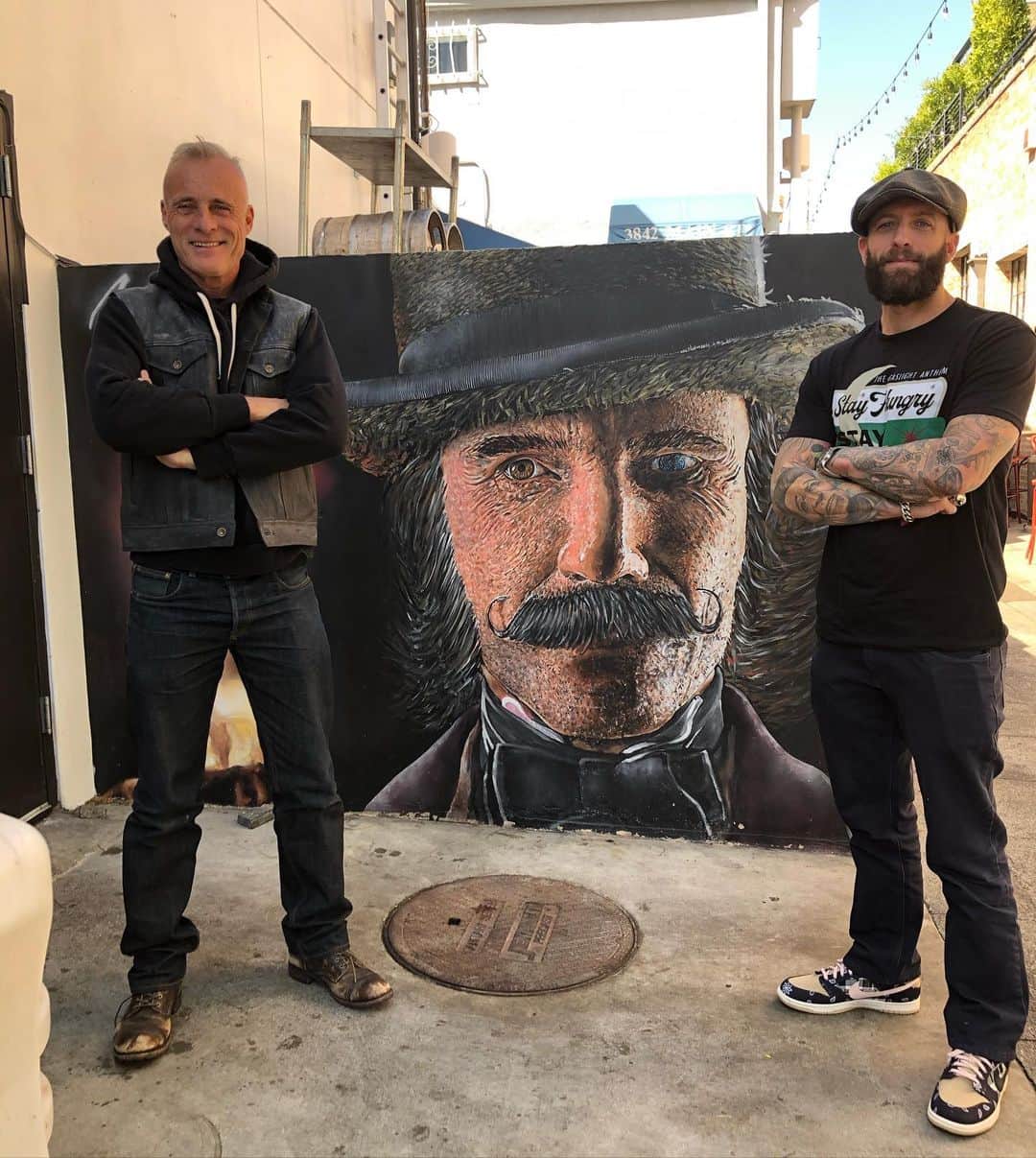 ティモシー・V・マーフィーさんのインスタグラム写真 - (ティモシー・V・マーフィーInstagram)「At The Auld Fella with Jonas in front of one of his great murals @never1959 @auldfellala @lordsofgastown @bravestarselvage @thefryecompany #danieldaylewis #gangsofnewyork @kevinpkearns」2月26日 6時38分 - timvmurphy